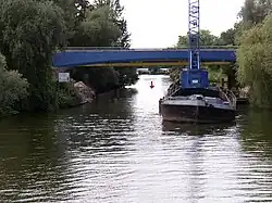 Bauschute mit Bagger in einer Brückenbaustelle