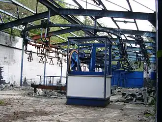 Durch Brandstiftung zerstörte Bergstation der Gondelbahn