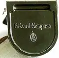 Rückseite – das Logo besteht aus einem Zirkel (= Kompass) mit den Anfangsbuchstaben des Herstellers: GL für Gotthilf LUFFT, Firmengründer der Mech. Werkstatt G. Lufft, heute G. Lufft Mess- und Regeltechnik.