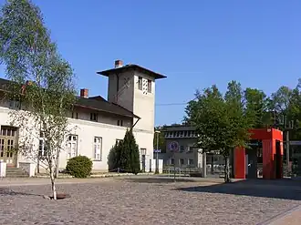 Empfangsgebäude an der Strecke Bad Kleinen–Rostock mit Stellwerk