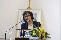 Birgit Sander steht am Rednerpult und spricht während einer Eröffnung im Museum Giersch.