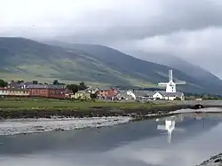 Blick über den Tralee Ship Canal nach Blennerville mit der Windmühle als Wahrzeichen (2006)