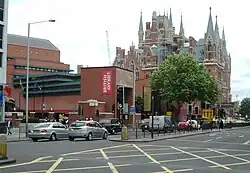 British Library und St&nbsp;Pancras Station (Südwestansicht)
