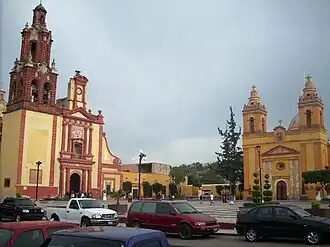 Cadereyta de Montes – Ortszentrum mit den beiden Hauptkirchen San Pedro y San Pablo (l.) und Templo de la Soledad (r.)