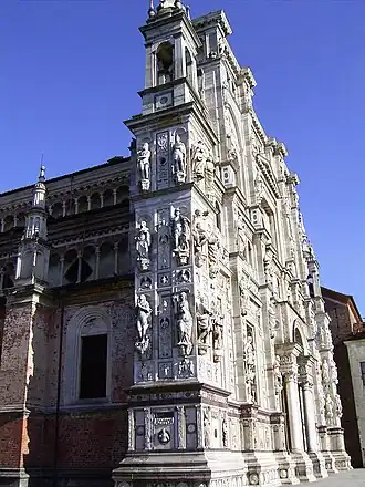 Seitliche Ansicht der Fassade.