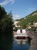 Ausflugsboot am Kai in Chanaz