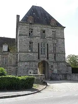 Gutshof, Reste der früheren Burganlage