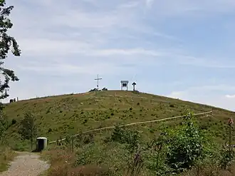 Westgipfel des Clemensbergs u. a. mit Bergkreuz und Bänken