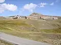 Militärische Gebäude vor der Passhöhe