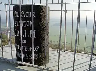 Blick vom Aussichtsturm mit einer Säule der mitteleuropäischen Gradmessung