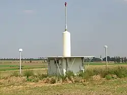 Transportabler VOR/DME-Container (ID. „SAS“) in Sarstedt für temporäre Nutzung während des Aufbaus der DVOR (ID. „SAS“),