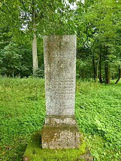 Gedenkstein für Graf Udo zu Stolberg-Wernigerode (1840–1910) im Garten von Schloss Dönhofstädt
