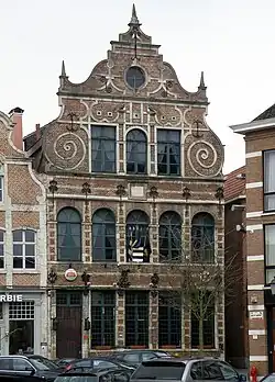 Volutengiebel am Gildehaus De Keyzer, Diest