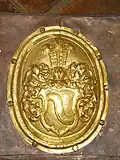 Vergoldetes Dobschütz-Wappen am Kopfende des Sargdeckels
