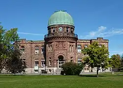 Das Gebäude des Dominion Observatory, grünspanfarben die Kuppel des Fernrohrs