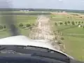 Am oberen Bildrand sind die 3 aktiven Hallen des Flugplatzes Oberschleißheim