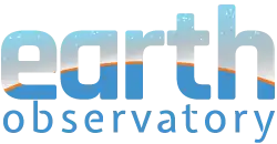 "earth observatory" als Schriftzug. Der untere Teil ist halbkreisförmig – wie der Blick auf die Erde aus dem Weltall – dunkelblau eingefärbt, der obere Teil hellblau.