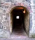 Ansicht von der Seite des Neustadtmühlengrabens auf den Wehrgang durch die historische Braunschweiger Stadtmauer.