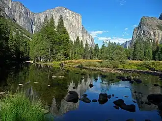 Blick von Westen das Yosemite-Tal hinauf, mit El Capitan links im Bildmittelgrund und dem Merced River im Vordergrund