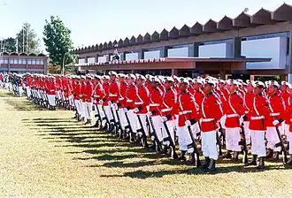 Brasilianische Marineinfanteristen in der roten Gala-Uniform „Garança“