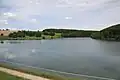 Blick vom Damm aus über den See