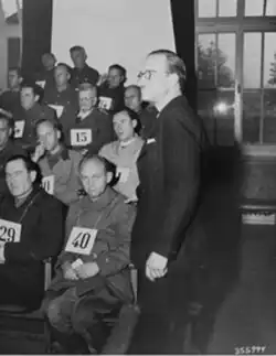 Der ehemalige Häftling Helmuth Breiding identifiziert Friedrich Wetzel am 22.&nbsp;November 1945