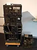 Notfall-Funkgerät einer Vorarlberger Gemeinde aus den 1940er Jahren aus Beständen der US-Armee. Rechts unten das Notstromaggregat.