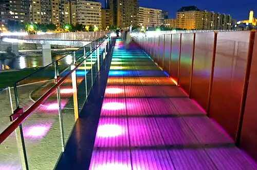 Hinterleuchtete Lichtplatten auf einer spanischen Fußgängerbrücke