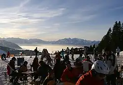 Skigebiet Laterns-Gapfohl: Blick oberhalb vom Berghof über das Rheintal (in Nebel eingehüllt die Orte Rankweil und Feldkirch) im Hintergrund die Schweizer Berge mit dem Alpsteingebirge.