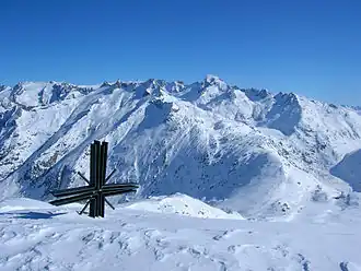 Gipfelkreuz auf dem Sidelhorn. Im Hintergrund Tieralplistock, Gärstenhörner, Dammastock und Galenstock.