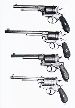 Gasser Revolver (Werbefoto) (Bezirksmuseum Ottakring)