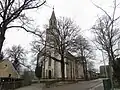 Gedenkbäume mit Kirche