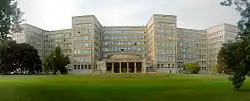 Süd-Fassade des Poelzig-Baus der Goethe-Universität Frankfurt am Main, erbaut als I.G.-Farben-Haus (1928–1931)