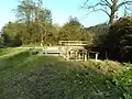 Wassertretanlage an einem Wander- und Joggingweg am Achenbach westlich von Grainbach
