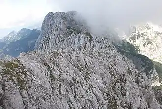 Blick vom Gipfel des Westlichen Hackenkopf zum Mittleren (Mitte) und Östlichen Hackenkopf