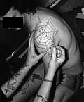 Tätowierer beim so genanntem „Peiken“,[83] Deutschland 1971