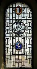 Chorfenster rechts: Wappen von Burgdorf und Stifterwappen, biblische Szene Jesus und zwei Jüngern in Emmaus