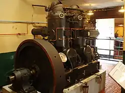 2-Zylinder-Zweitakt-Glühkopfmotor, 70&nbsp;PS, max. 325&nbsp;min−1 (W.H. Allen & Sons, 1923)