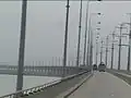 Straßenverkehr auf der Brücke