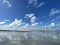 Strand mit Düne im Hintergrund