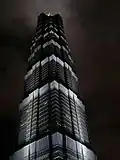 Blick von unten bei Nacht auf den Turm