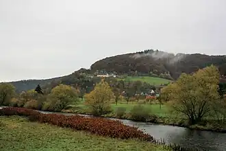 Die Küpp mit aufsteigendem Hochnebel über Bourauel