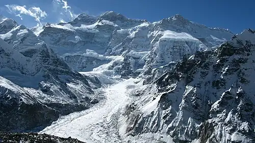 Nordwand des Kangchendzönga mit Hauptgipfel, Westgipfel und Kangbachen (v. l. n. r.)
