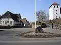 Wiedervereinigungsstein (Mitte) und Kirchturm (rechts)