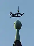 Turmknauf und Wetterfahne (erneuert 2012) mit Kurzzeit-Besucher