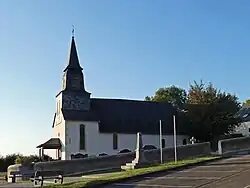 Kirchengebäude in seitlicher Aufnahme in Farbe, Zuwegung ist linksseitig.