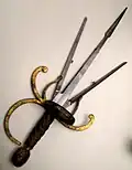 Geöffnete Klingen an einem Springklingendolch