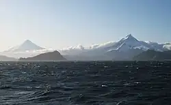 Shishaldin (links) und Isanotski (rechts) auf Unimak Island