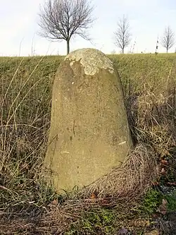 Halbmeilenstein an der B&nbsp;2 bei Loitzschütz