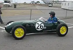 Dieses Bild zeigt gut die kompakten Maße des Lotus 12. Länge: 332,5&nbsp;cm, Breite: 152,4&nbsp;cm, Höhe: 88,9&nbsp;cm[4]